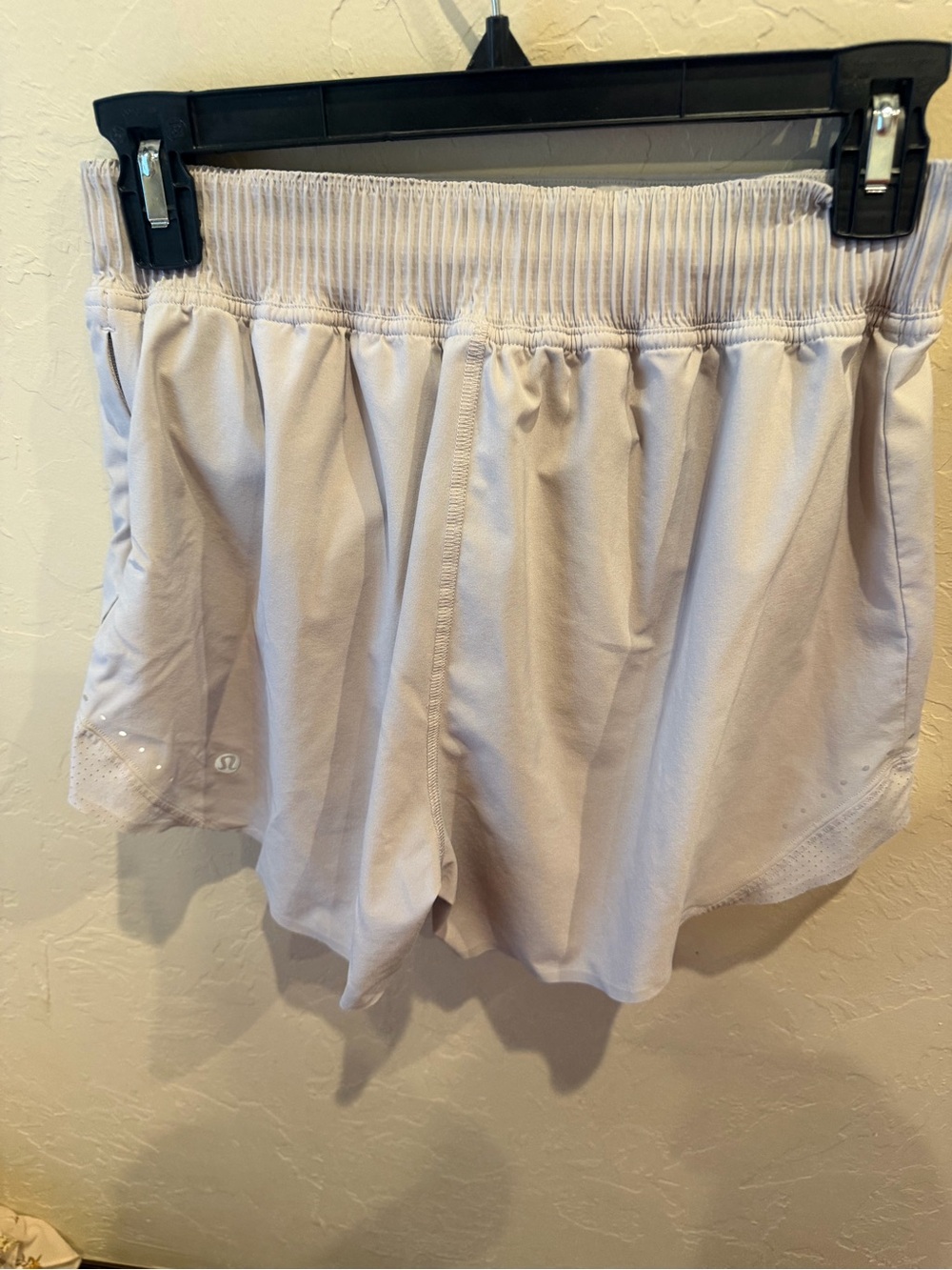 Lululemon Hotty Hot athletic shorts women’s size 6 light pink/grey - Picture 3 of 6